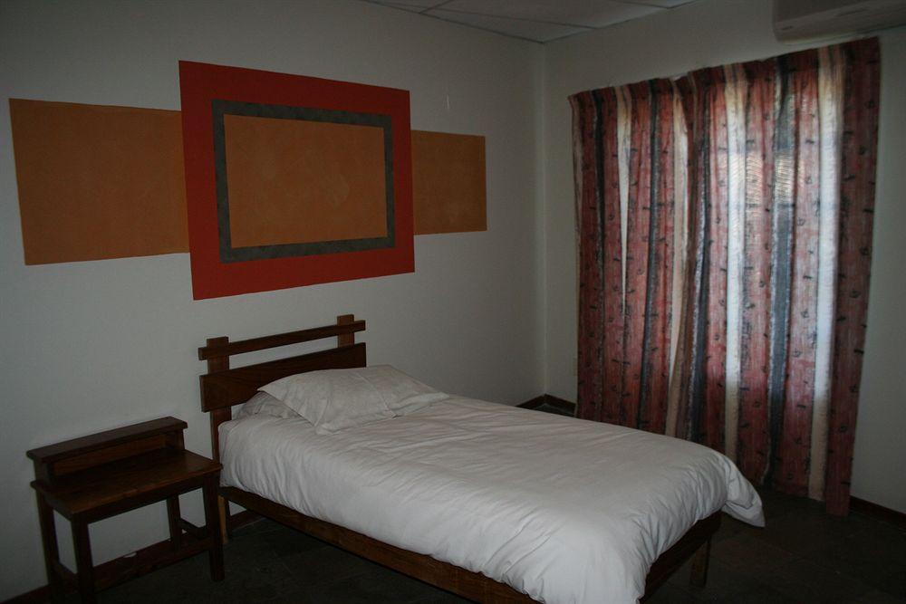 Oshakati Country Hotel Exterior foto