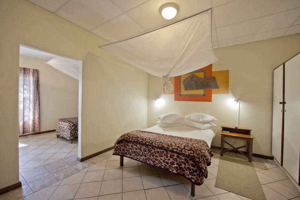 Oshakati Country Hotel Exterior foto